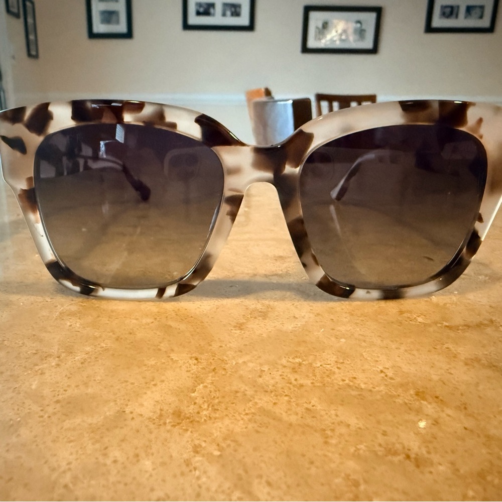 DIFF BELLA II Oversize
SUNGLASSES Cream Tortoise
Grey Gradient Sunglasses